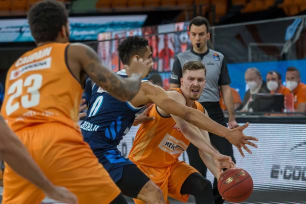 队防线几乎 队防线几乎